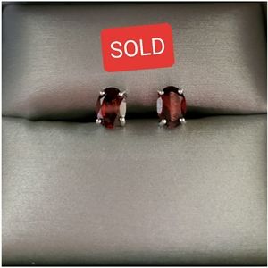 New Garnet Gemstone Studs💎